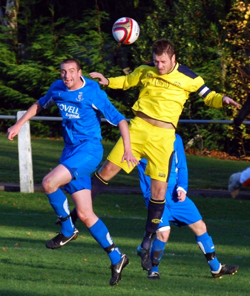Hallam FC in action against Lincoln Moorlands Railway at Sandygate (photo: Ritchie Woods)